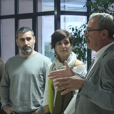 Carles Conill fent entrega de les bicicletes