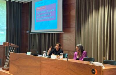 Ester Pujol i Joana Piñero a la taula de presentació