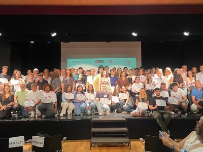 Tots els guardonats a sobre de l'escenari mostren els seus diplomes i premis