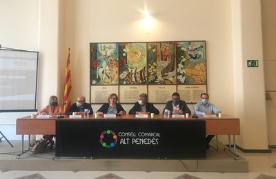 Moment de la signatura a la seu del Consell Comarcal de l'Alt Penedès