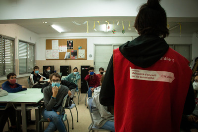 L'educador explicant l'activitat a l'aula
