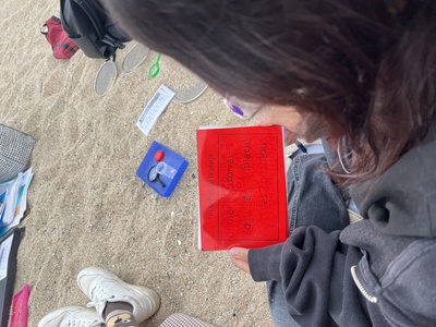Grup d'escolars escoltant l'activitat