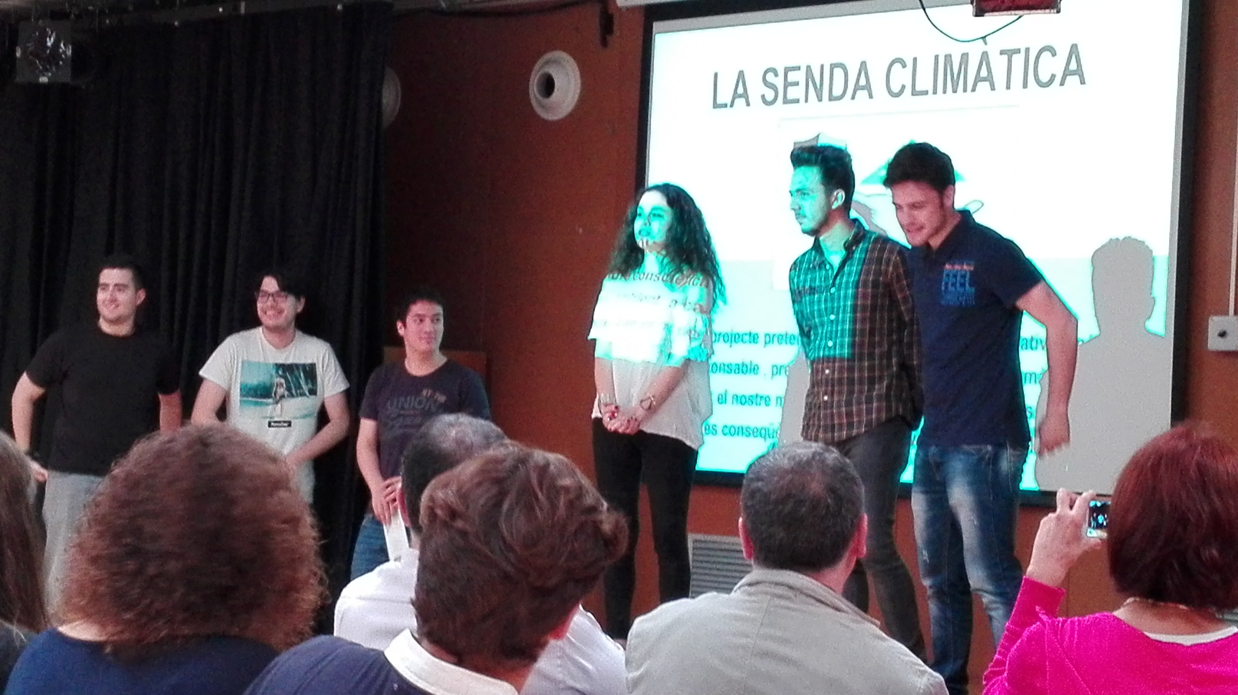 Alumnes exposant el projecte