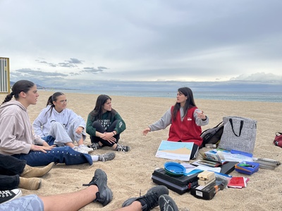 Alguns dels participants de l'activitat a la platja