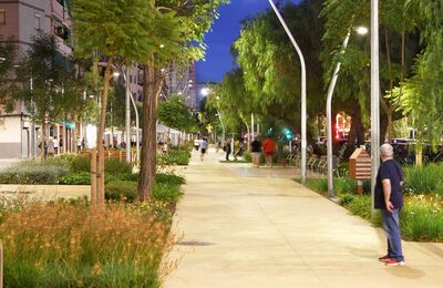 Carrer de nit durant l'estiu amb gent passejant