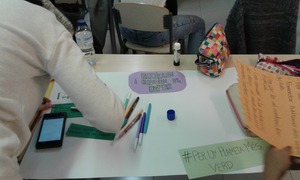 Alumnes treballant en el projecte