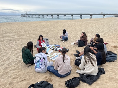 Alguns dels participants de l'activitat a la platja