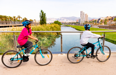 Dos nens en bicicleta a la llera del Besós