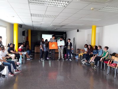 ALumnes presentant el seu projecte