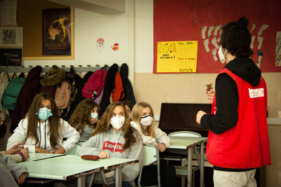L'educador explicant l'activitat a l'aula