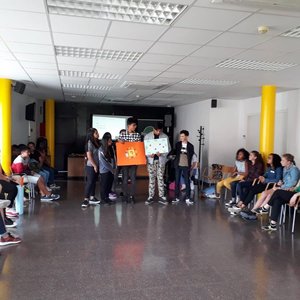 ALumnes presentant el seu projecte