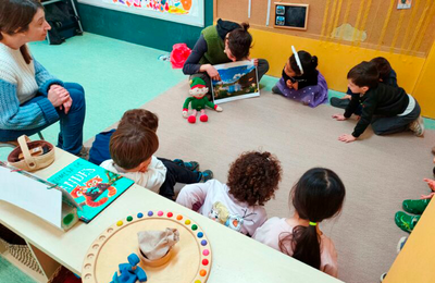 Un grup d'infants en una classe