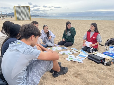 Alguns dels participants de l'activitat a la platja