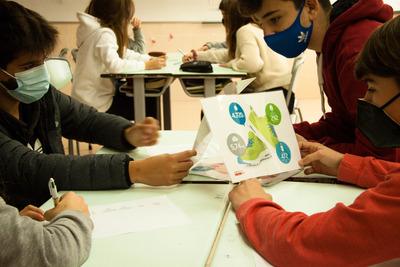Els nois i noies participant en l'activitat