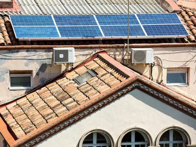 plaques solars en una teulada