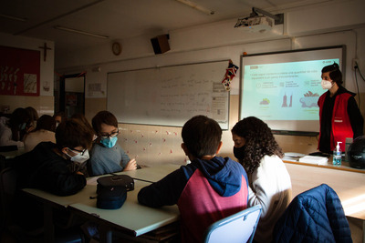 L'educador explicant l'activitat a l'aula