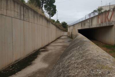 Canal entrada, sobreeixidor i col&middot;lector-by pass