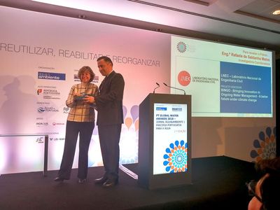 Rafaela Matos rep el PT Global Water Award a mans de Taveira Pinto, administrador del PPA