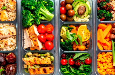 Safates amb aliments cuinats