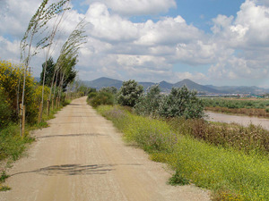 Vista aèria del riu i infraestructures de comunicació