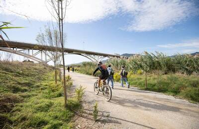 Una dona fent exercici pels camins habilitats a la vora del riu