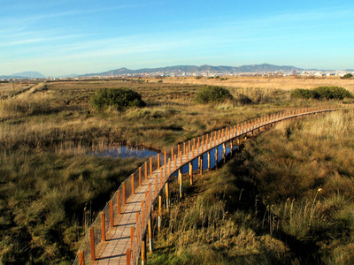 Vista aèria del riu i infraestructures de comunicació