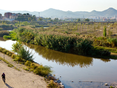 Vista aèria del riu i infraestructures de comunicació