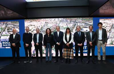 Representants de les diverses entitats en la presentació del nou eco-barri d'usos mixtos