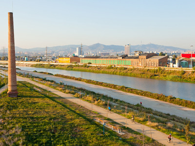 Vista aèria del riu i infraestructures de comunicació