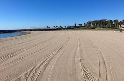 La platja del Fòrum neta després de les tasques de neteja