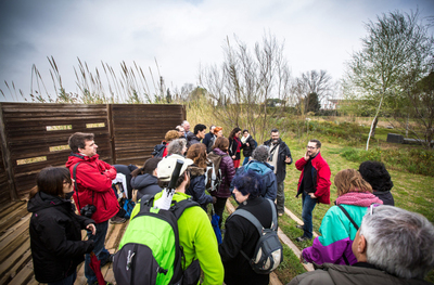 Un grup d'infants participant en una de les activitats de la Jugatecambiental