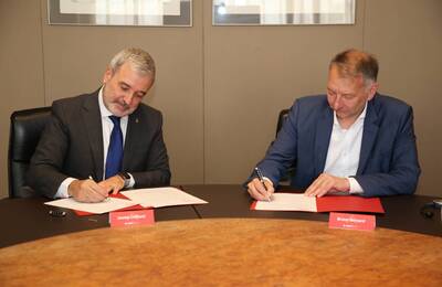 Jaume Collboni, president de l'AMB, i Bruno Bernard, president de l'Àrea Metropolitana de Lió, en el moment de la signatura