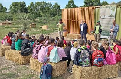 Alumnat de 3r de primària de l’Escola del Bosc al nou espai