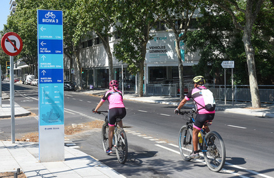 Dues persones en bicicleta fent ús de la Bicivia