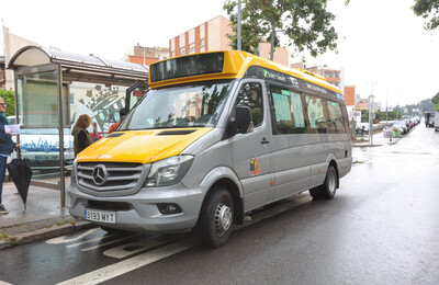 Autobús de la línia en una parada