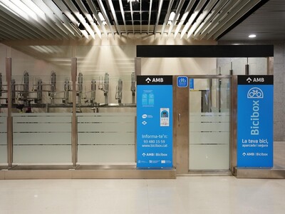 Imatge de l'entrada del Bicibox als vestíbul del metro