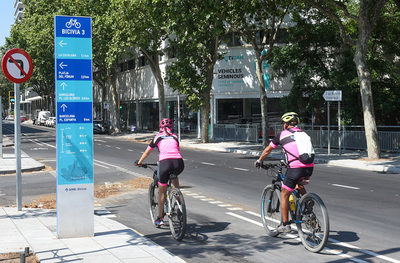 Dues persones en bicicleta fent ús de la Bicivia