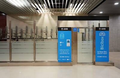 Imatge de l'entrada del Bicibox als vestíbul del metro