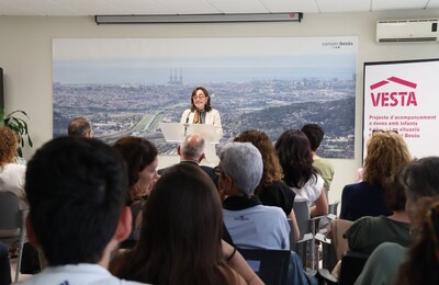 Una persona es dirigeix al públic assegut en una sala on es presenta el balanç de Vesta