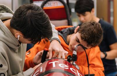 Estudiants treballant en un projecte pilto de cotxe de carreres