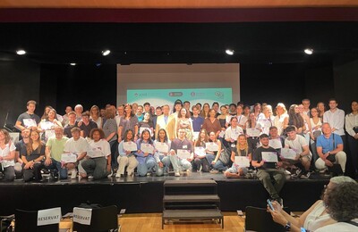 Tots els guardonats a sobre de l'escenari mostren els seus diplomes i premis