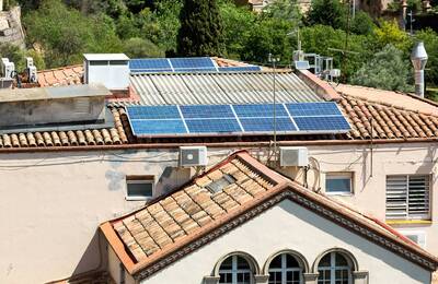 Plaques fotovoltaiques a la teulada d'un ajuntament