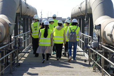 Un grup d'estudiants visitant una EDAR