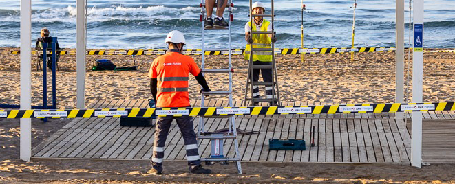 Desmuntatge d'una pèrgola a la platja