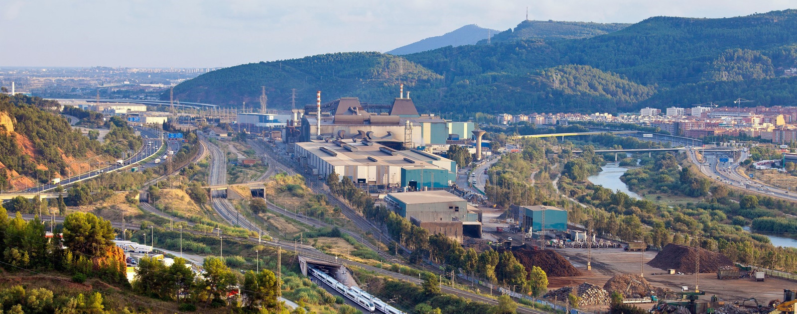 Zona industrial, urbana y espacios naturales en el Baix Llobregat