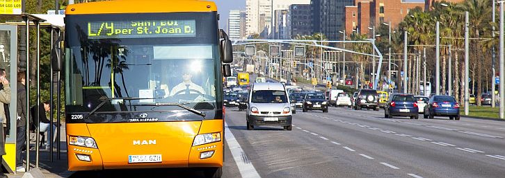 Autobús metropolitano L79 en la avenida Diagonal de Barcelona