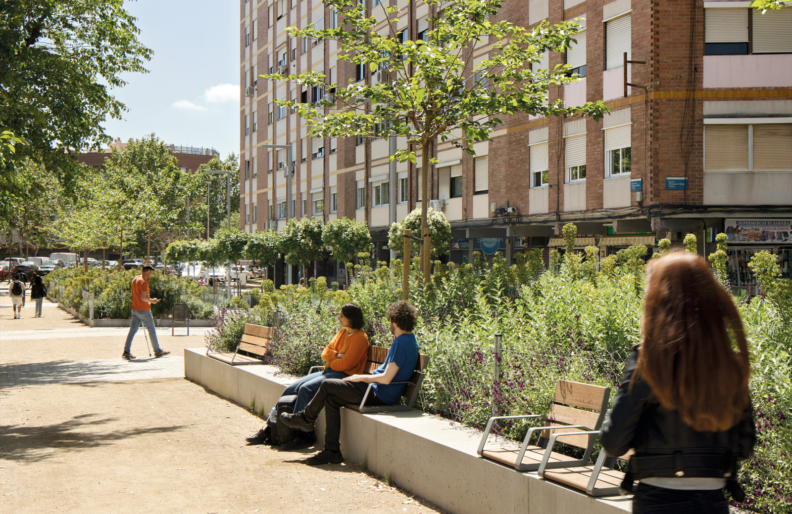 Persones passejant per la nit