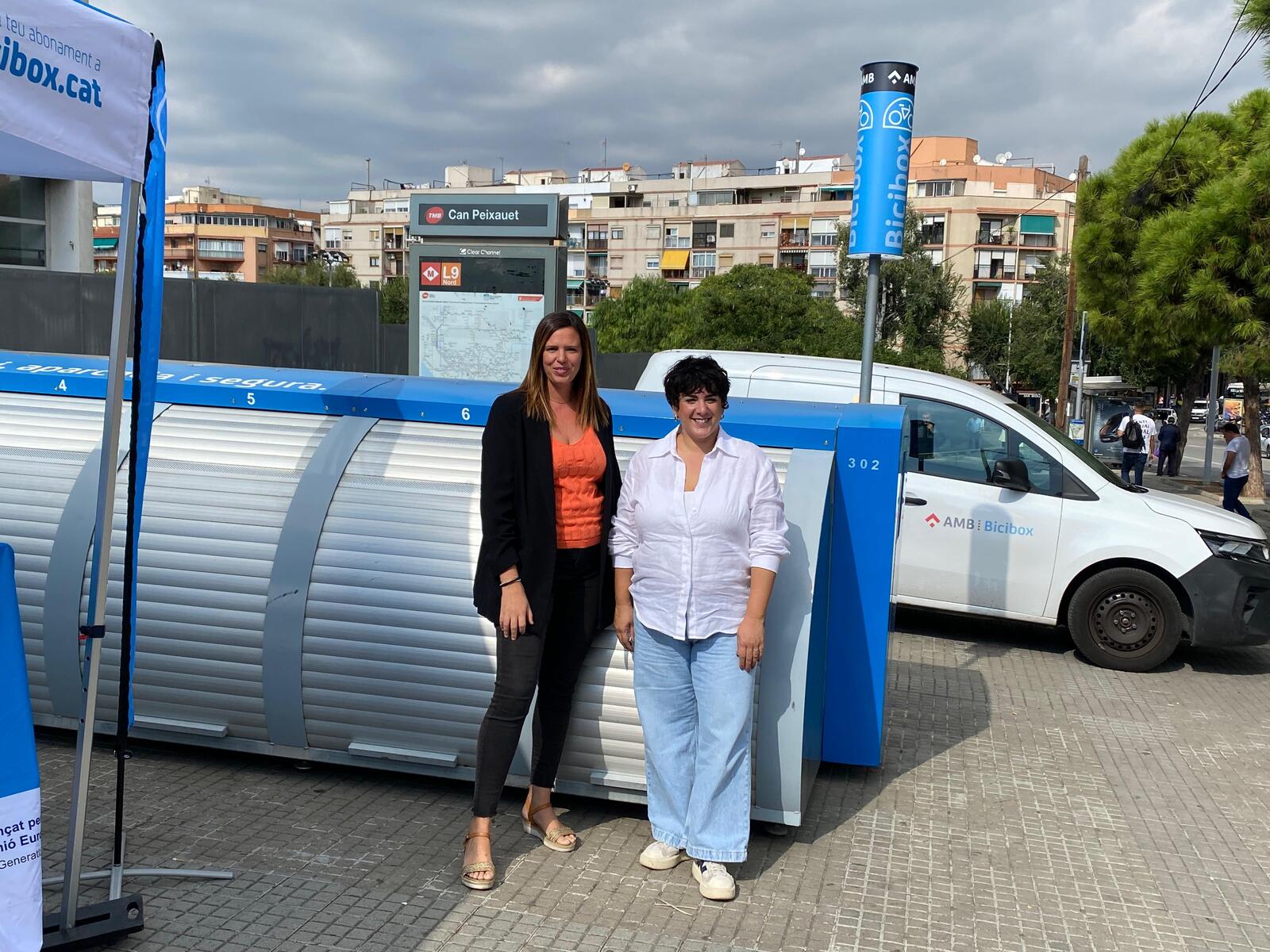 Eli Latorre, consellera delegada de Mobilitat Sostenible de l'AMB i Mireia González, alcaldessa de Santa Coloma de Gramenet