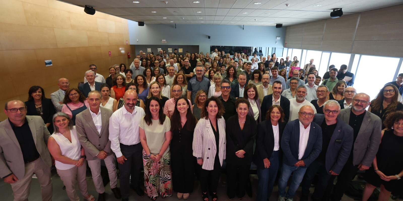 Foto de grup dels ponents i assistens a la presentació de l'acceleradora